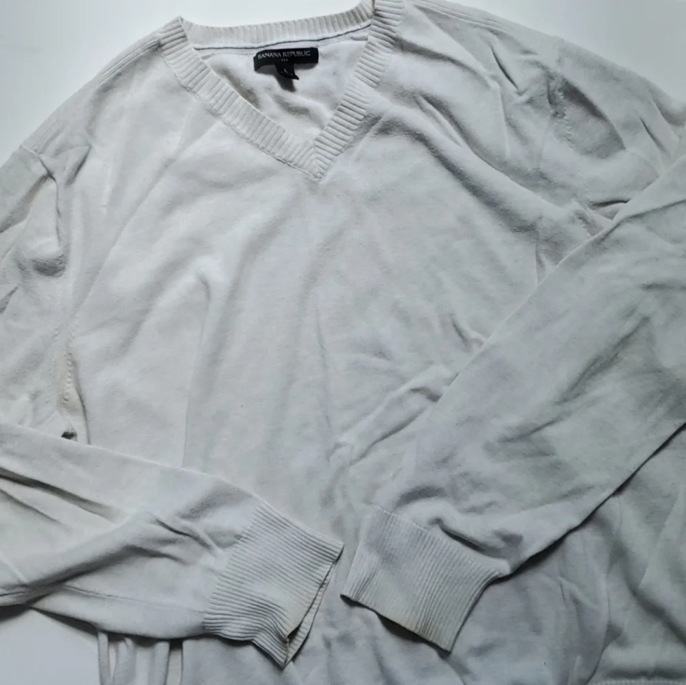 Banana Republic Cream Light Weight V Kneck Sweater-L